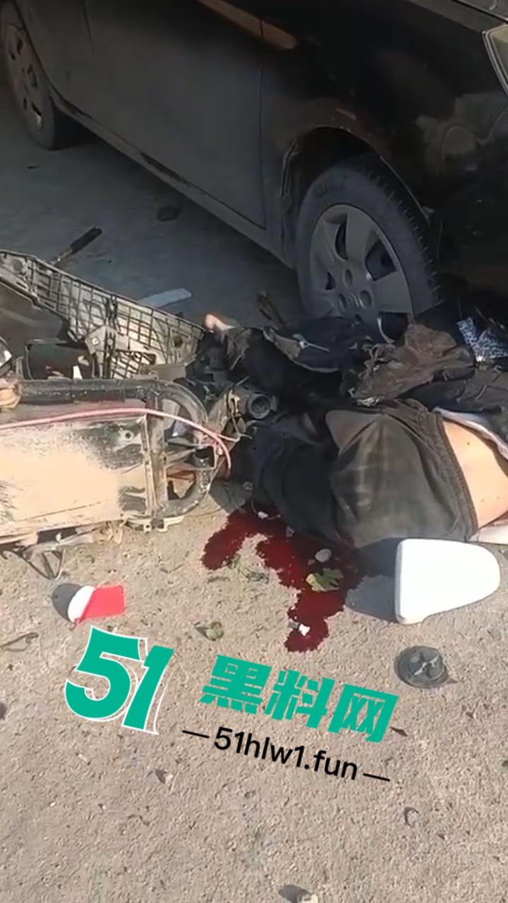 广东一辆秦plus村路嚣张飙速超车撞飞三个小伙后加速逃逸 被撞三人当场毙命血腥现场实拍流出!-7