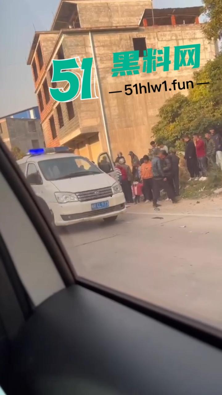 广东一辆秦plus村路嚣张飙速超车撞飞三个小伙后加速逃逸 被撞三人当场毙命血腥现场实拍流出!-8