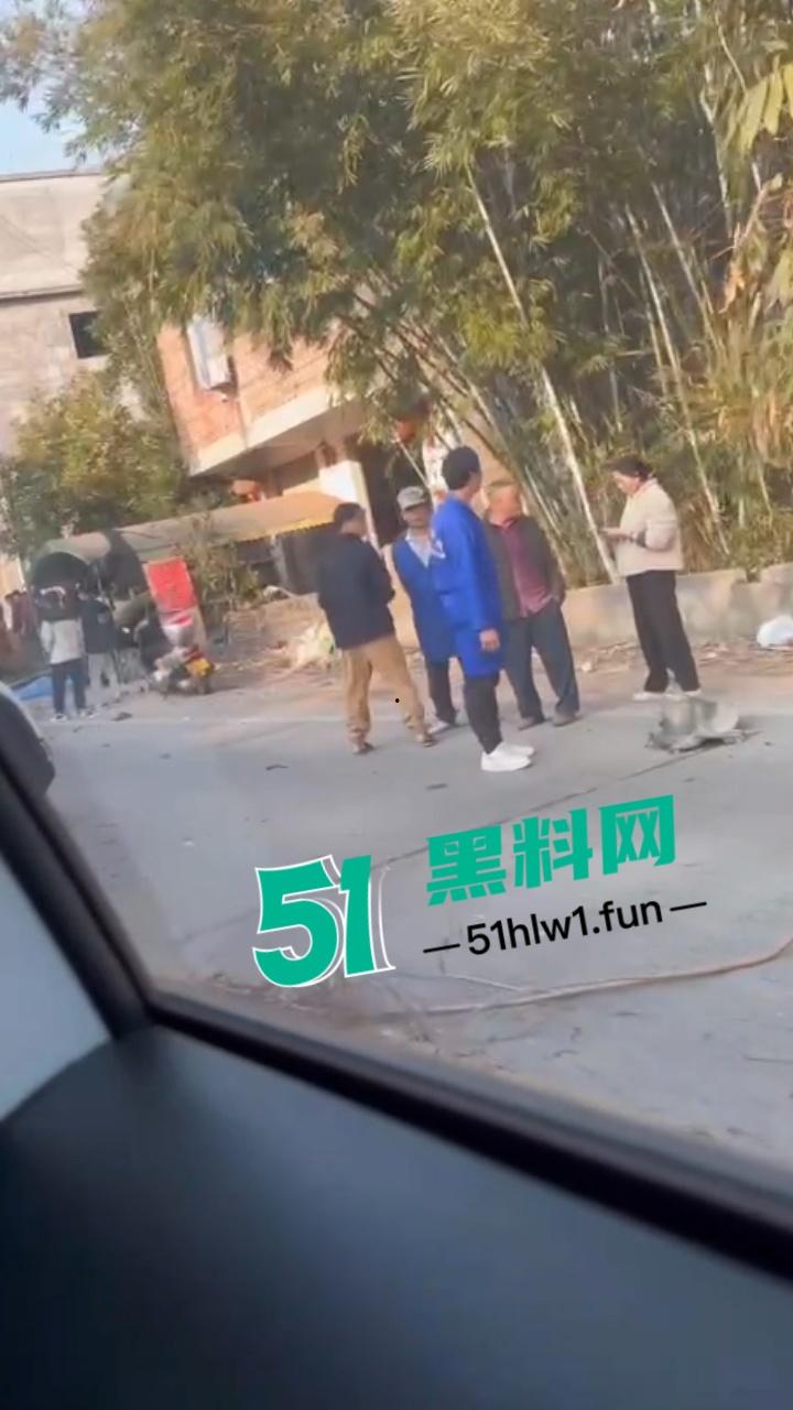 广东一辆秦plus村路嚣张飙速超车撞飞三个小伙后加速逃逸 被撞三人当场毙命血腥现场实拍流出!-9