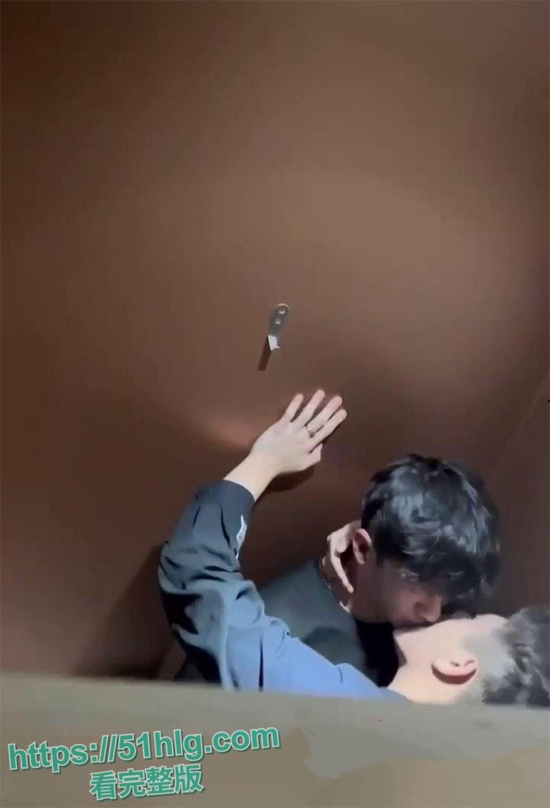 【江苏】男同约炮闹乌龙 两对公鸳鸯幽会配错对 厕所基情舌吻 酒店狂欢激情后入 画面刺激震碎三观-5