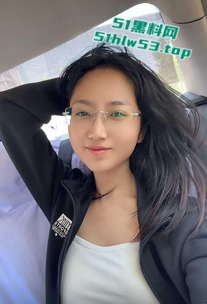 抖音27W粉丝网红【温柔馨馨】约炮视频流出,直播时故意走光拍自慰福利视频,十个眼镜妹九个骚名不虚传!-4