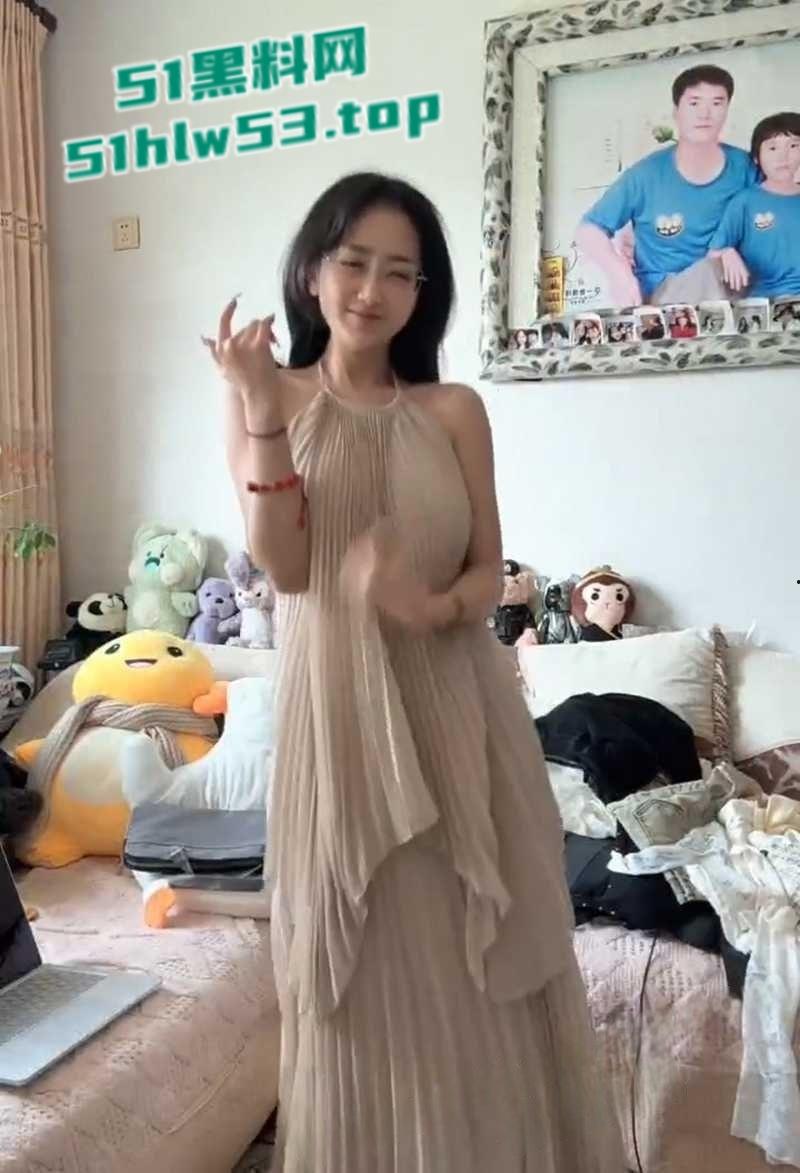 抖音27W粉丝网红【温柔馨馨】约炮视频流出,直播时故意走光拍自慰福利视频,十个眼镜妹九个骚名不虚传!-8