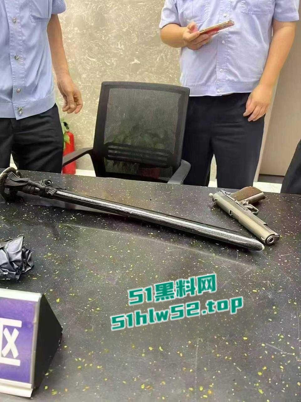 武汉硚口区突发枪击案,枪手连开五枪杀死两人,现场视频流出血腥慎点!-13