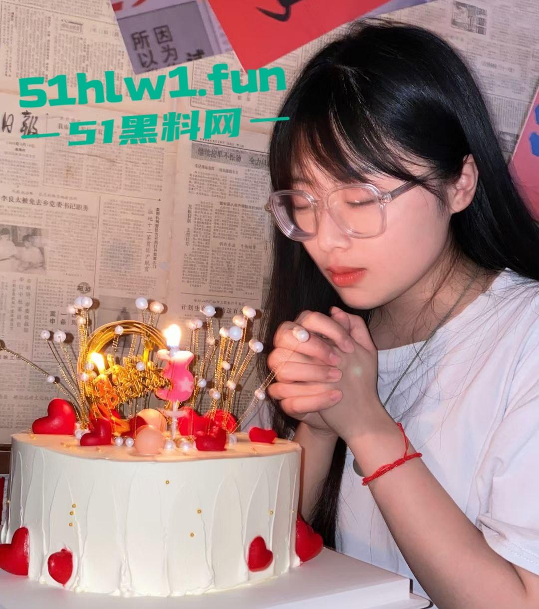 青海大学大一嫩妹【伍悦】露脸约炮视频被曝,粉嫩逼穴水润多汁,口交骑乘样样精通。-6