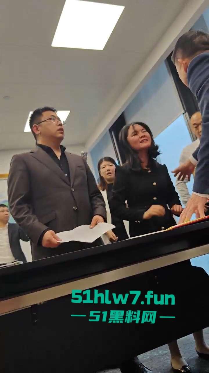 炸裂!大成佛山律所秘书【黄晓蕾】色诱主任上位,引发合伙人不满办公室大打出手。-1