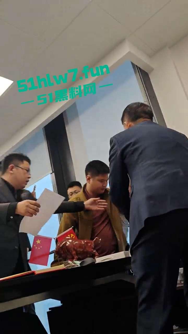 炸裂!大成佛山律所秘书【黄晓蕾】色诱主任上位,引发合伙人不满办公室大打出手。-2