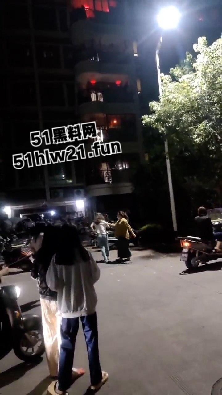 广东无耻小三女偷腥卖骚勾引男人,被原配当街扇脸暴揍,拎着头发让大家好好欣赏这张骚脸。-6