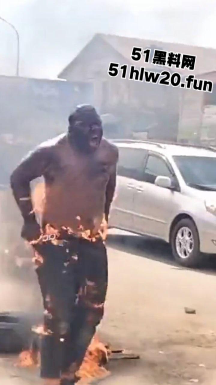 尼日利亚私刑现场,暴徒试图抢夺三轮车失败围观群众拒绝报警,改用私刑套轮胎烧人现场视频曝光。-5