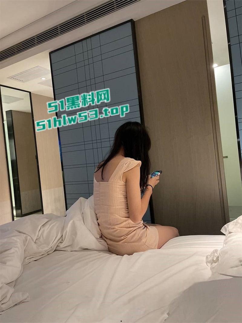 新晋约炮大神【乾隆下江南】约炮极品学生妹，粉嫩小穴被各种姿势抽插内射，交缠摩擦间淫水四溅！-1