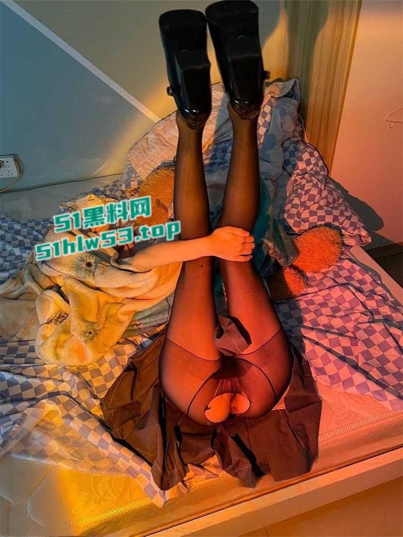 新晋约炮大神【乾隆下江南】约炮极品学生妹，粉嫩小穴被各种姿势抽插内射，交缠摩擦间淫水四溅！-5