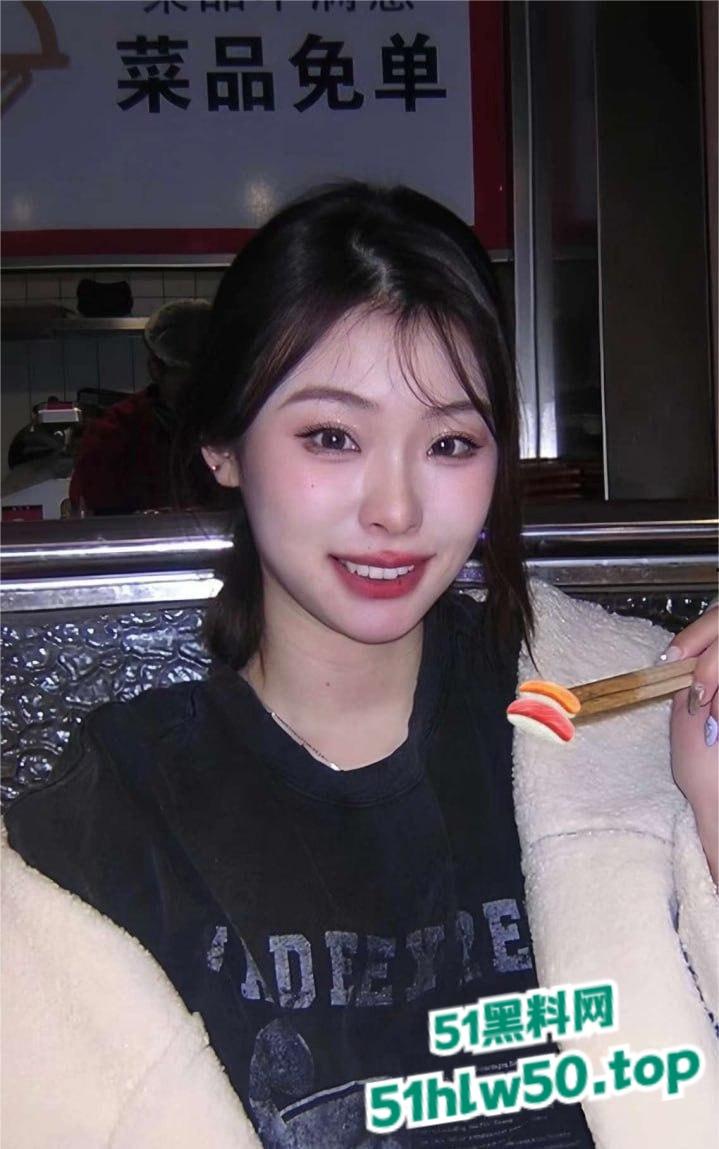 大连艺术学院反差女老师【周诗琦】妥妥肉便器，吞精内射母狗癖好属性全部集齐，前男友直接曝出狠料！-8