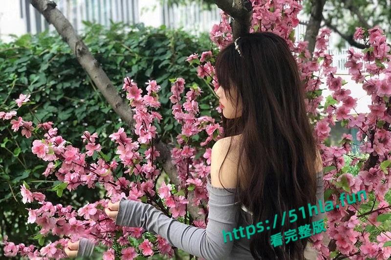 重庆纯欲女大学生性爱调教视频流出,穿戴狗链项圈吞吐肉棒,上位骑乘疯狂榨取金主精液!-1