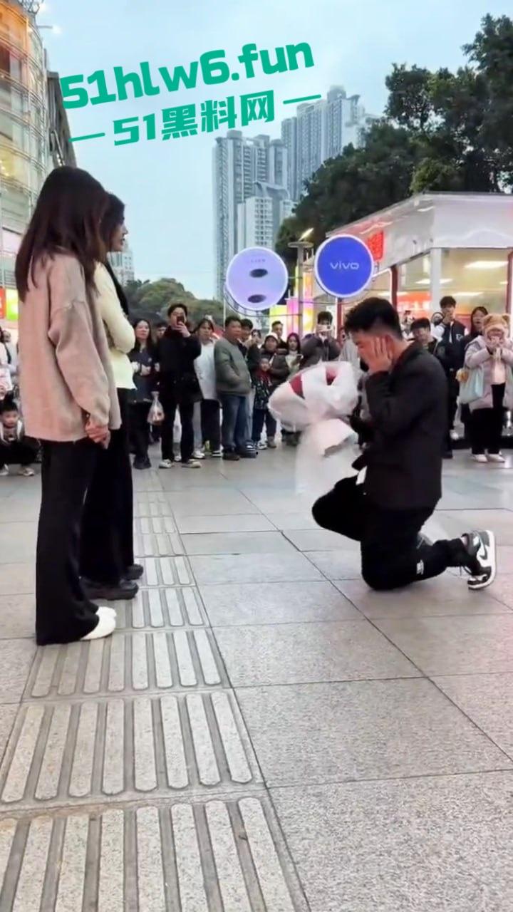 广西南宁顶级舔狗网红，当街表白求婚被美女怒扇耳光，却依旧跪地求婚，第一次见求婚双膝下跪的人才啊！-2
