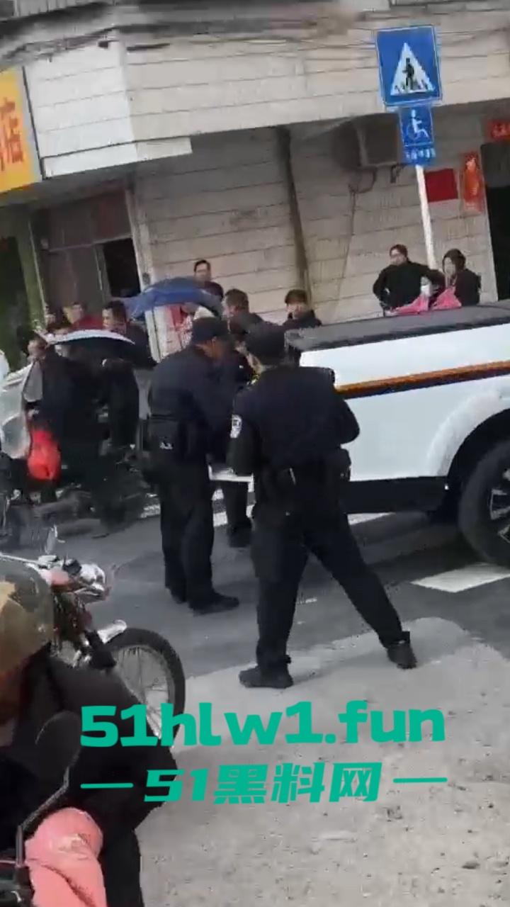 广东揭阳无业男子持刀示威被防暴警察当街擒拿 成功把自己送进局子 年夜饭有着落了!-5