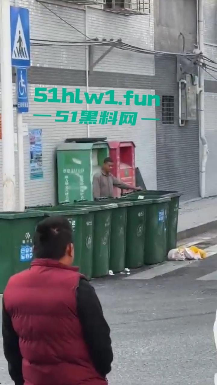 广东揭阳无业男子持刀示威被防暴警察当街擒拿 成功把自己送进局子 年夜饭有着落了!-6