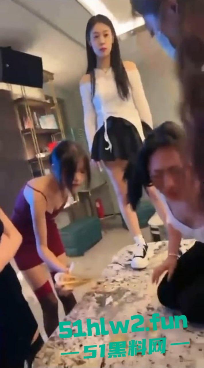 陪酒圈太狠了美女陪酒小妹被按住灌尿凌辱,几个集美联手欺负抢大哥的女人,集美上演塑料姐妹花大战-5