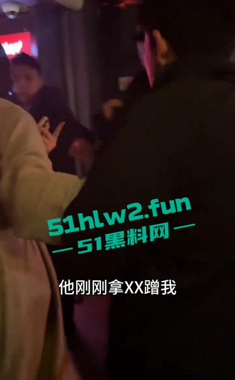 这痴汉是有多饿?虎式坦克酒吧被蹭屁眼?这1米81、160公斤的猛货直接揪痴汉找保安,哥们你是饿疯了吧?-8