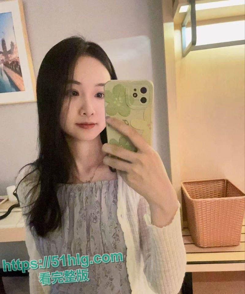 深圳北航校花【赵蕊】性感约炮!红色蕾丝情趣装引诱满场, 雪白嫩体爆发无限快感,骚态撩人-1