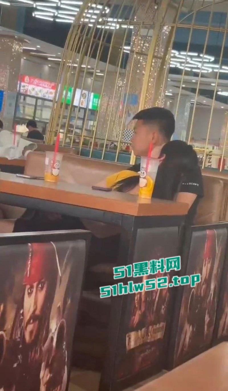 青岛技师学院学生食堂激情口交,狗男女视频惨遭微信群疯传,瓜友们都惊呆了这么刺激的吗?-3