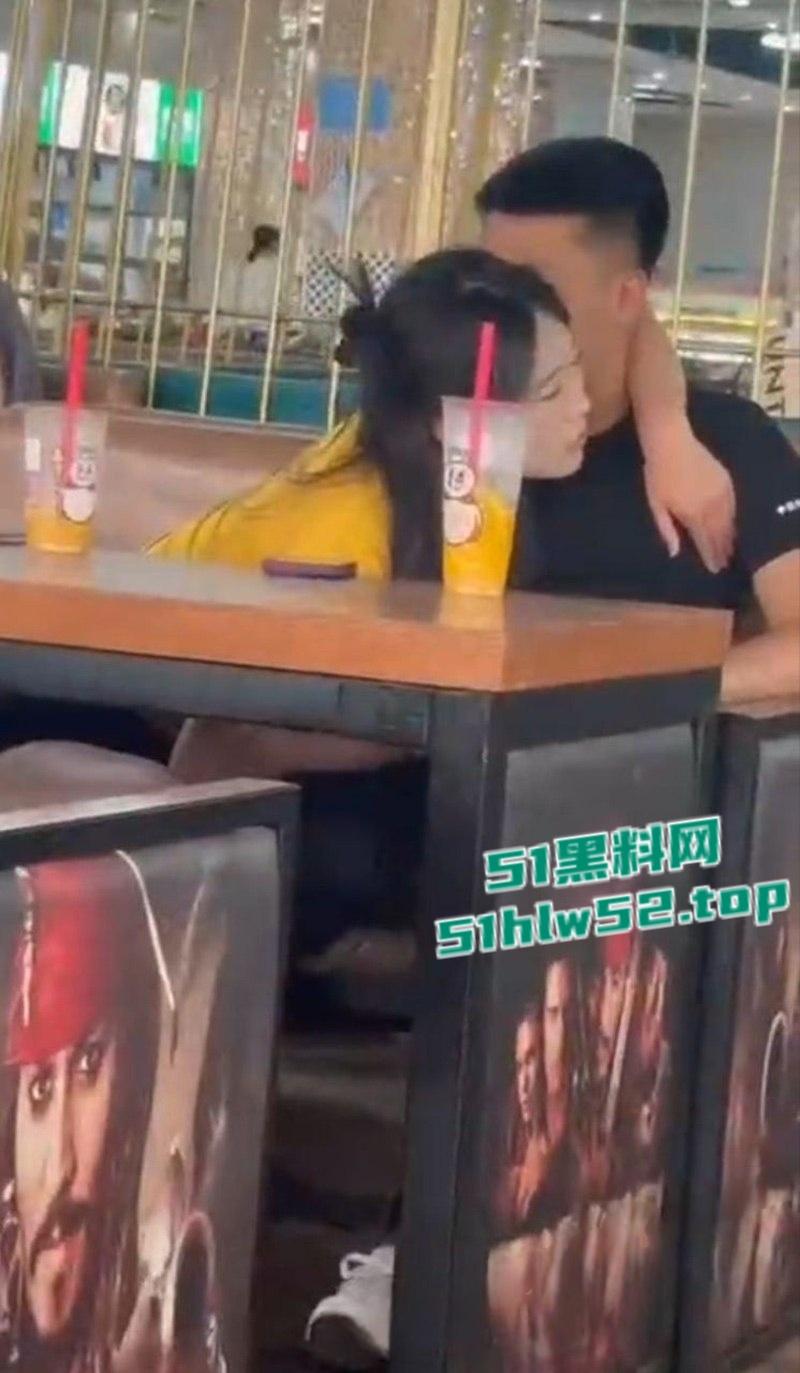 青岛技师学院学生食堂激情口交,狗男女视频惨遭微信群疯传,瓜友们都惊呆了这么刺激的吗?-5