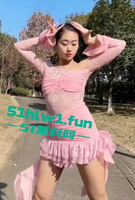 抖音小网红【屿菲】给榜一大哥定制骚视频,脱衣自慰又扭又叫,扭腰抠逼直冲镜头,骚鸡这回玩砸了!-5