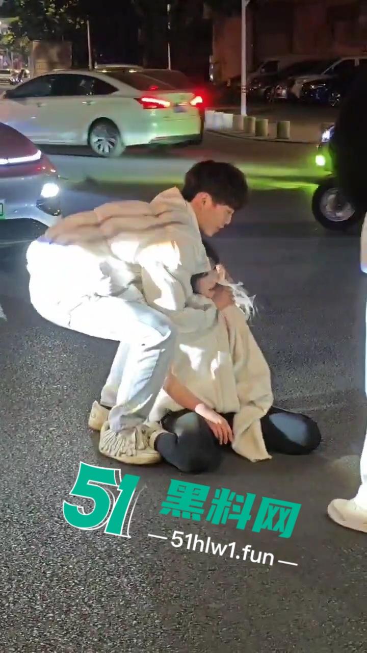 提裤忘人,玩腻就滚?广州女生因男友提分手受刺激当街破防,又哭又闹还傻笑!-3