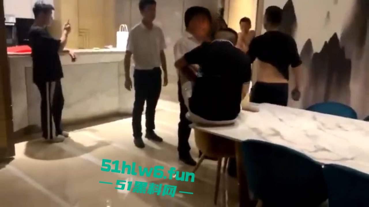 奇葩捉奸现场,骚逼老婆出轨被发现打开房门竟然是两男一女,老公和带来的人直接惊呆在现场。-5