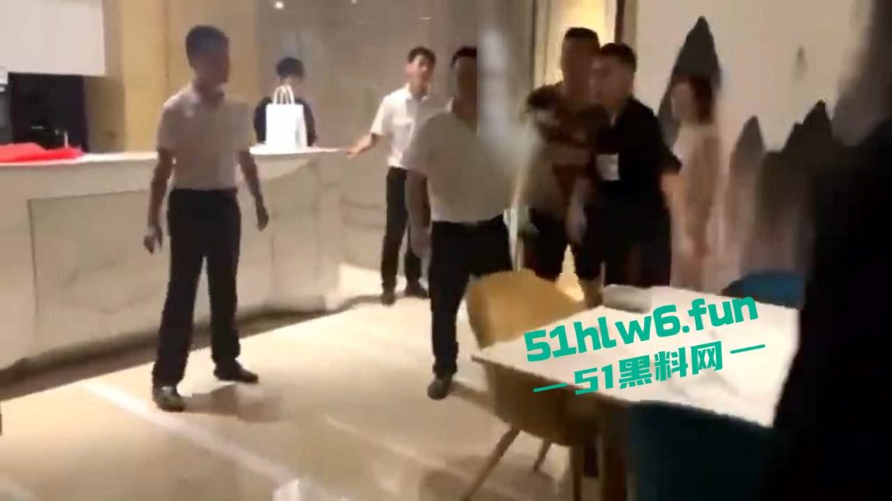 奇葩捉奸现场,骚逼老婆出轨被发现打开房门竟然是两男一女,老公和带来的人直接惊呆在现场。-6