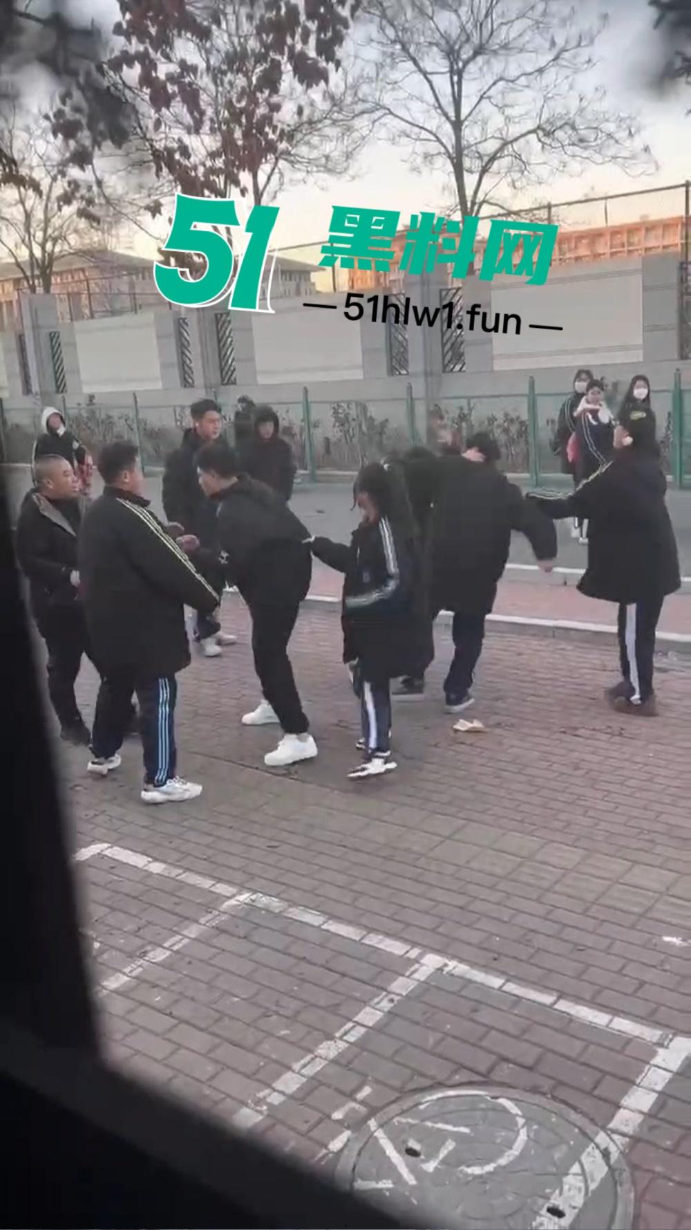 河北虎逼熊孩子打架出事,干破人头后脑勺摔出血,放学变血案现场,这事家长不赔都难!-1