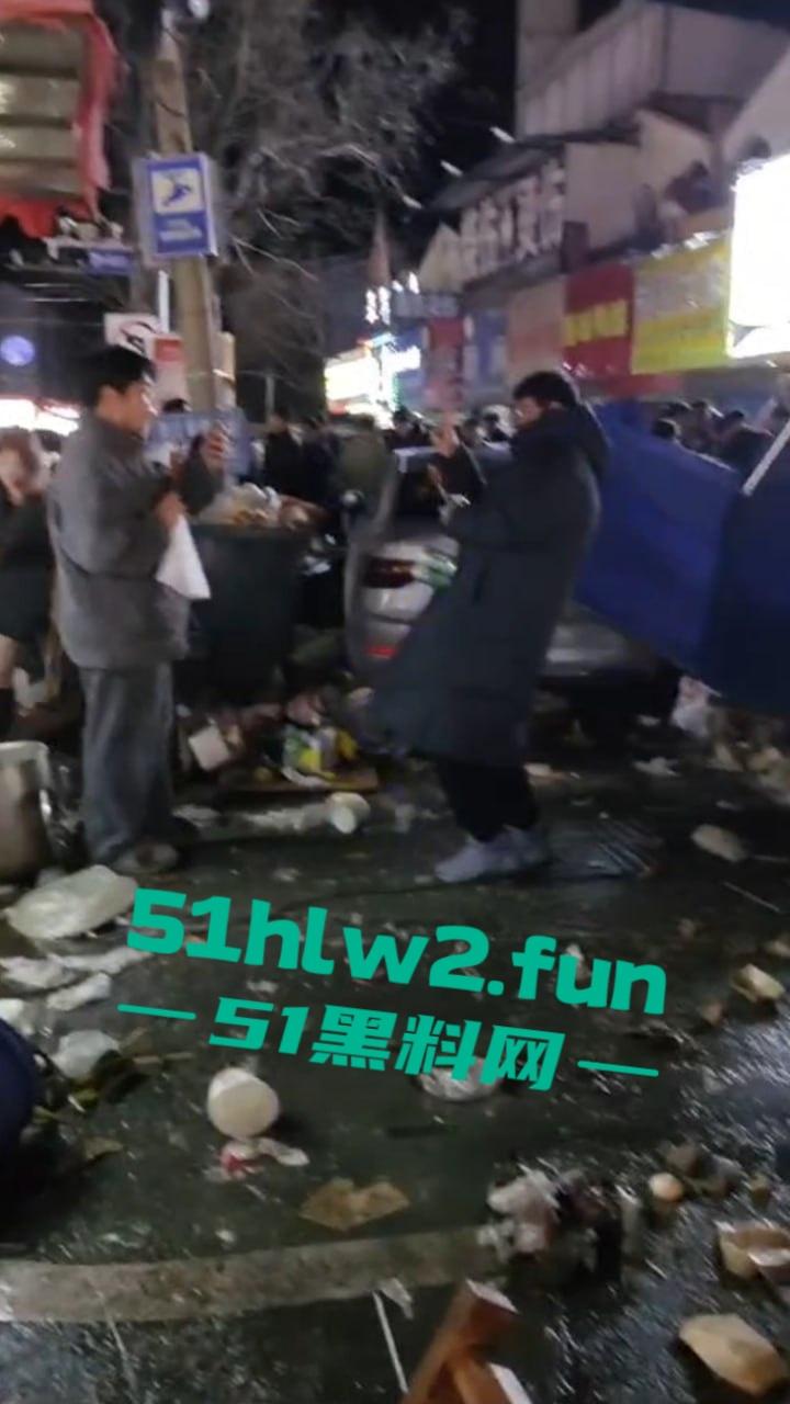 安徽亳州市利辛县,严重酒驾交通事故车辆闯进小摊贩人群中,其中伤者还有一孕妇。-2
