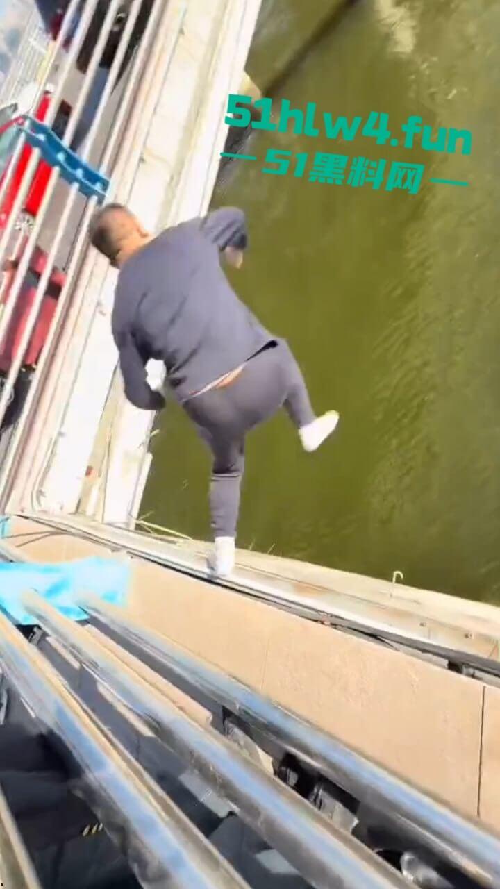 山东临沂跳桥事件,男子因分手想不开跳河自杀被英勇大叔救下,大叔跳下去那一刻真帅。-1