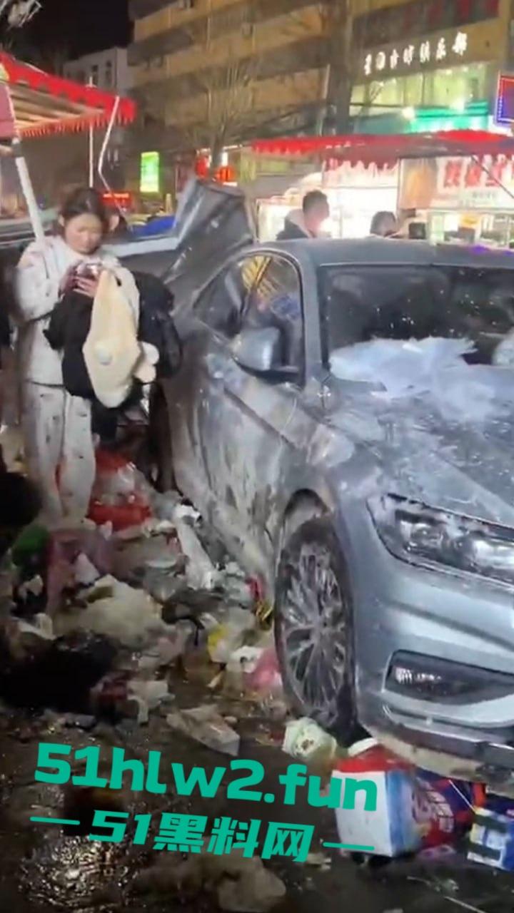 安徽亳州市利辛县,严重酒驾交通事故车辆闯进小摊贩人群中,其中伤者还有一孕妇。-5