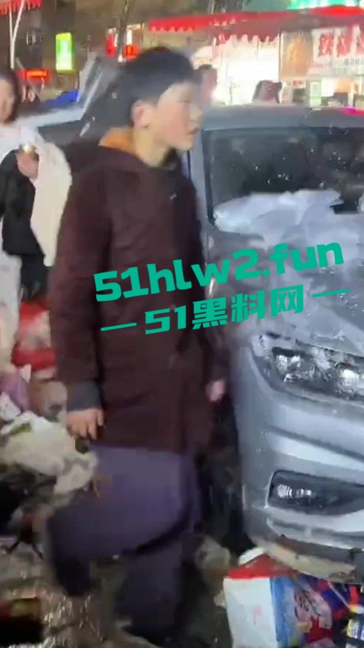 安徽亳州市利辛县,严重酒驾交通事故车辆闯进小摊贩人群中,其中伤者还有一孕妇。-6