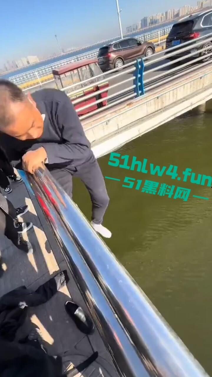 山东临沂跳桥事件,男子因分手想不开跳河自杀被英勇大叔救下,大叔跳下去那一刻真帅。-5