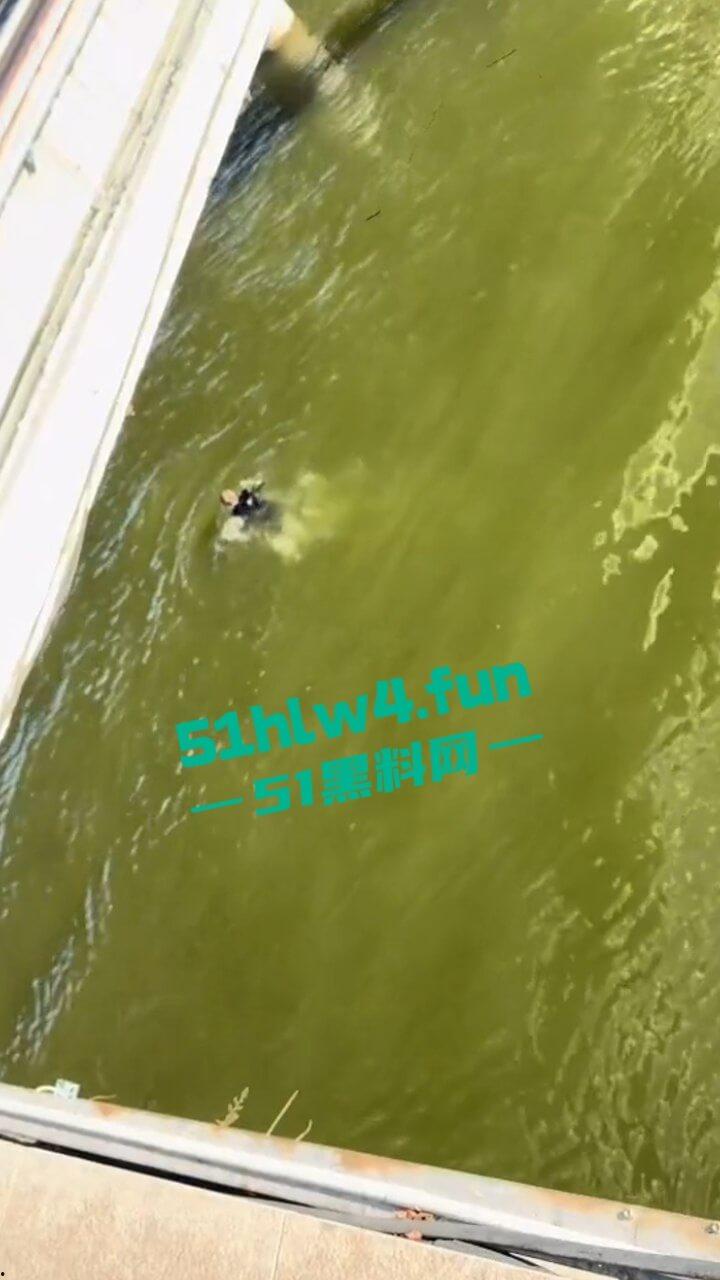 山东临沂跳桥事件,男子因分手想不开跳河自杀被英勇大叔救下,大叔跳下去那一刻真帅。-7