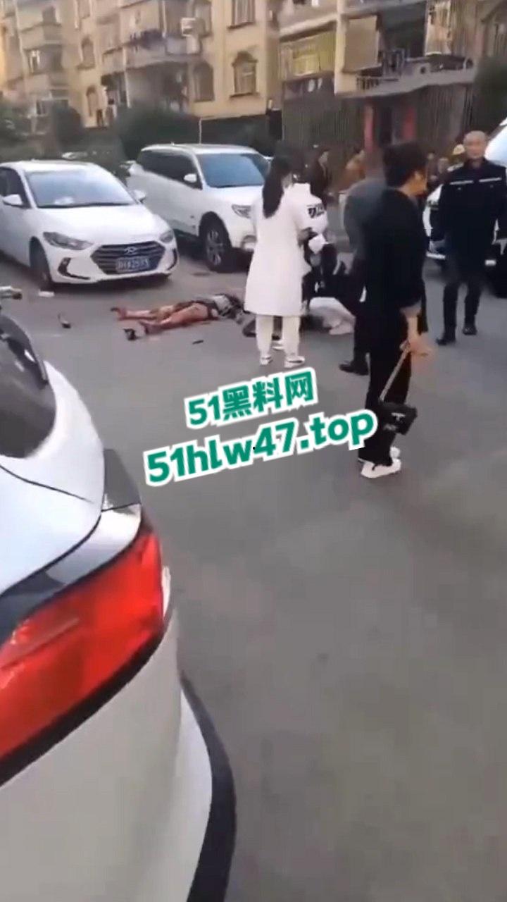 景德镇梨树园北苑老板娘欠钱被砍死视频,女老板欠钱不给还侮辱老实人遭对方乱刀砍死。-4