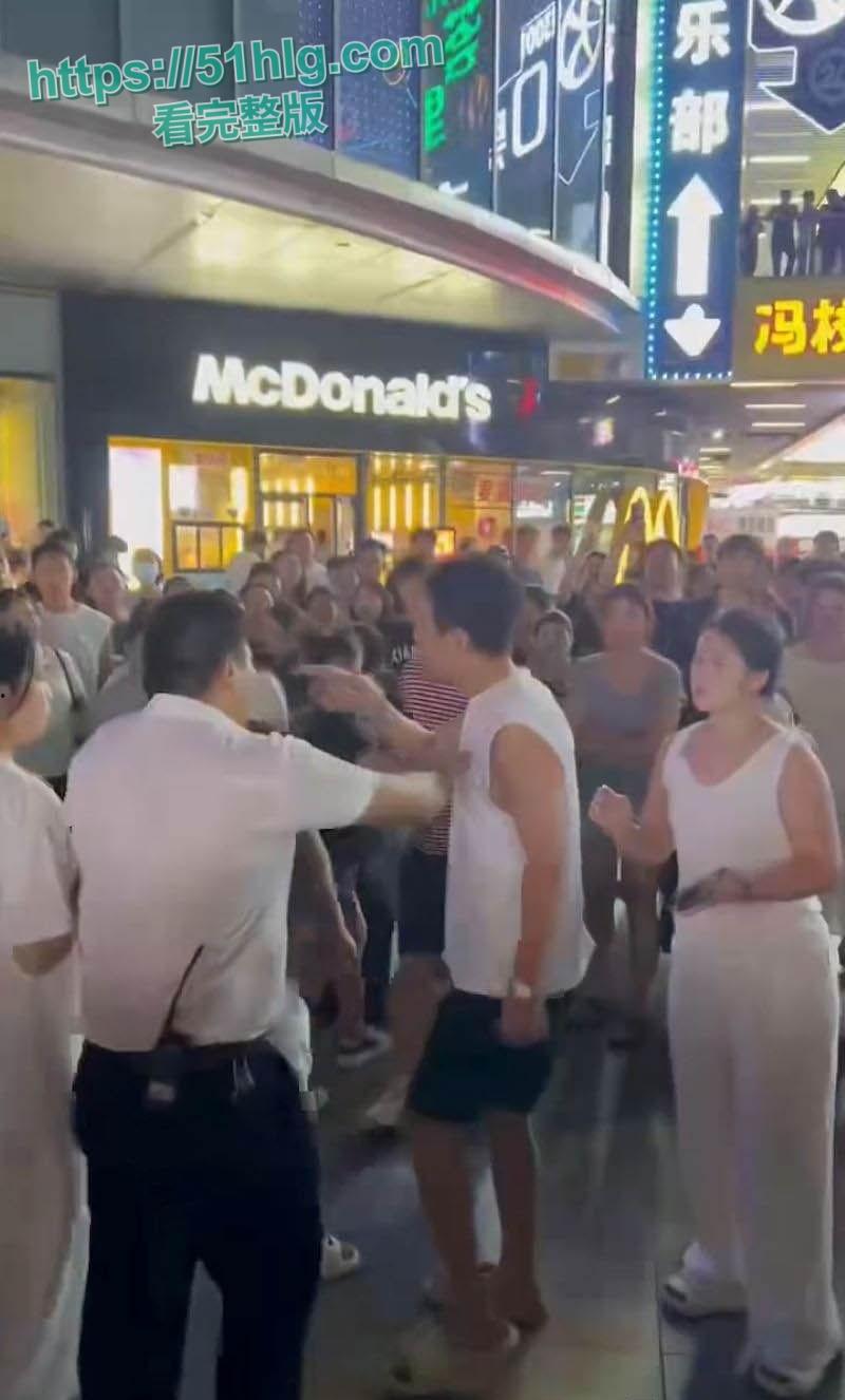 禽兽不如!养了20年的女儿跟男友私奔,养父还被当街暴打晕厥,养女冷眼旁观属实让人心寒-2