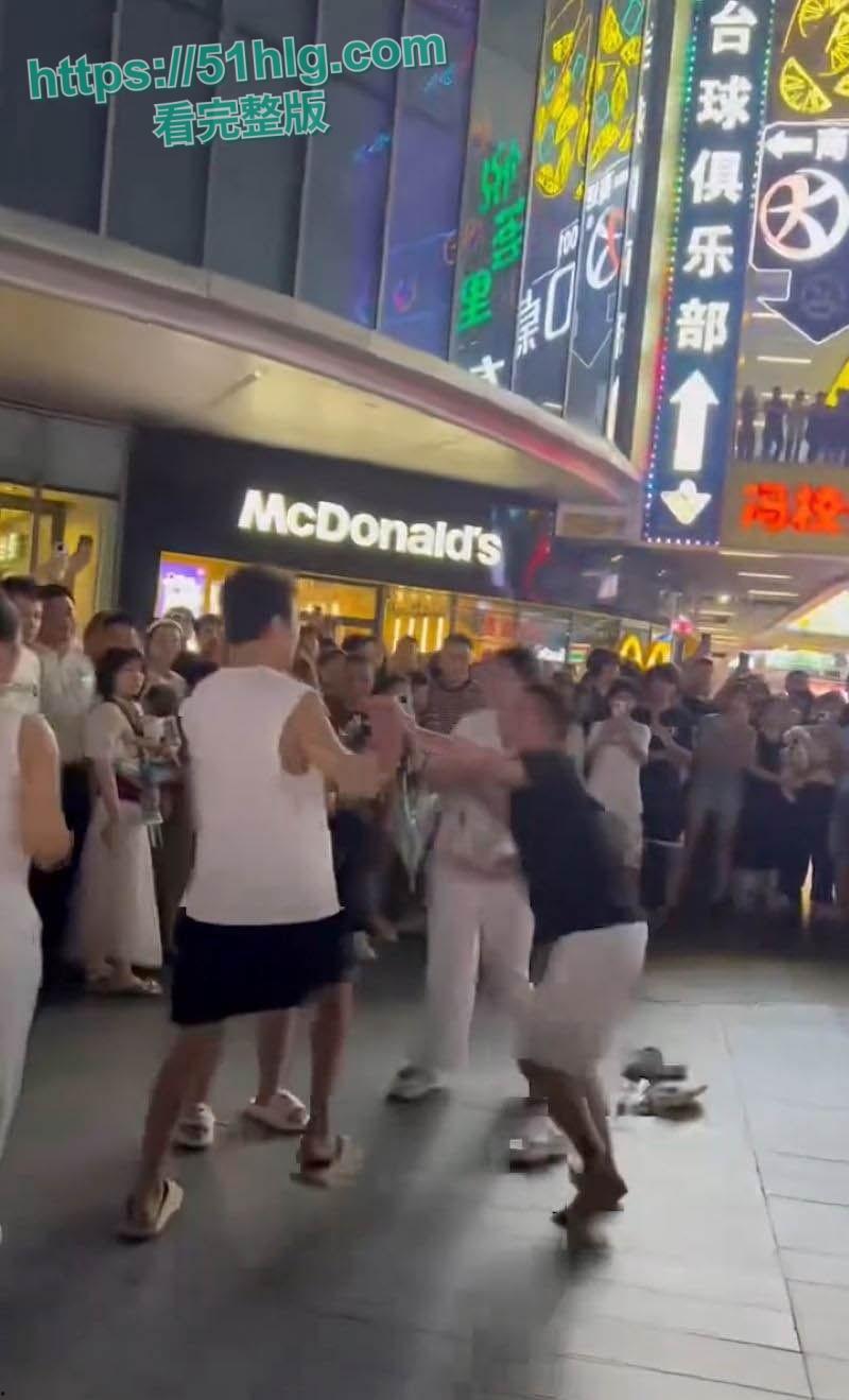 禽兽不如!养了20年的女儿跟男友私奔,养父还被当街暴打晕厥,养女冷眼旁观属实让人心寒-3