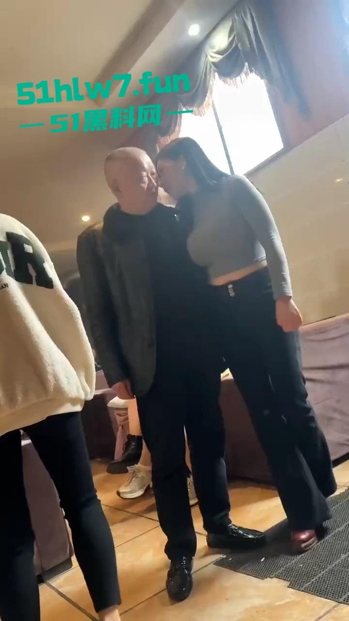 四川绵阳大青龙纯炮场美女如云,不惧扫黄行动顶风作案照样出台卖逼引发网友们的羡慕。-2