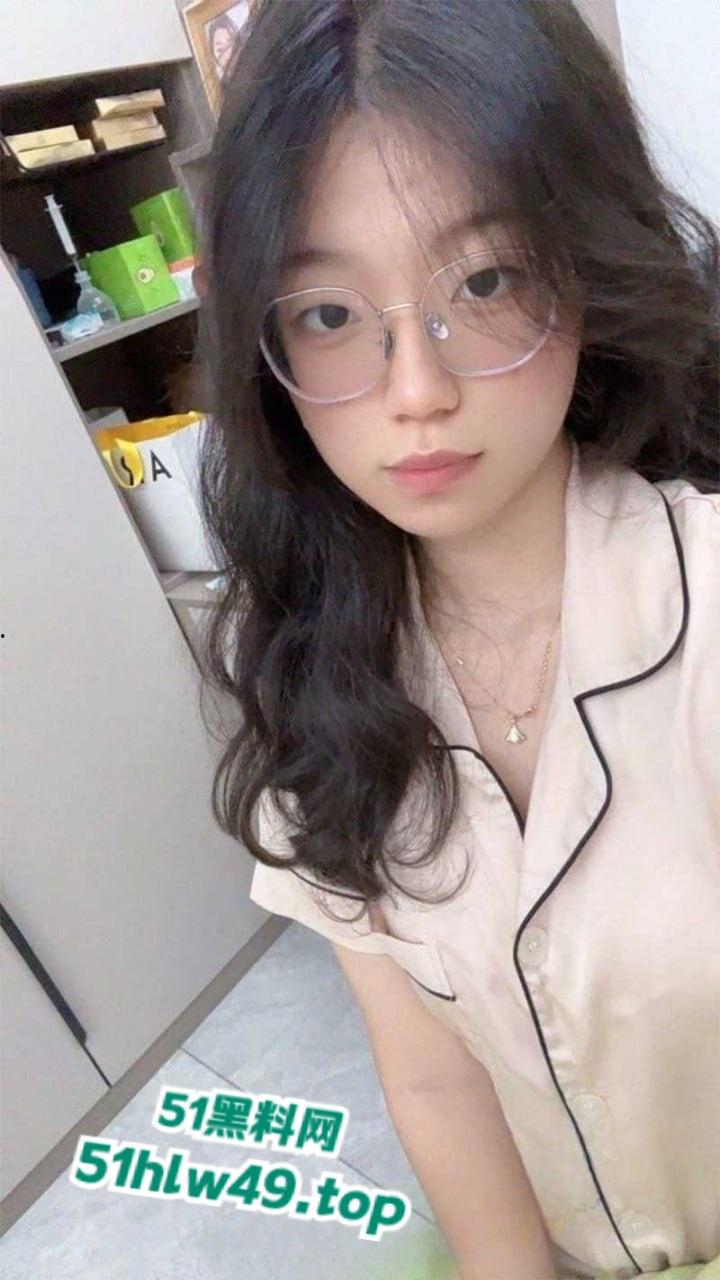 云南师范大学眼镜妹【周晓琴】高颜值学妹私下寂寞难耐,在家自拍火辣自慰视频,撩骚求人狠狠插入!-4