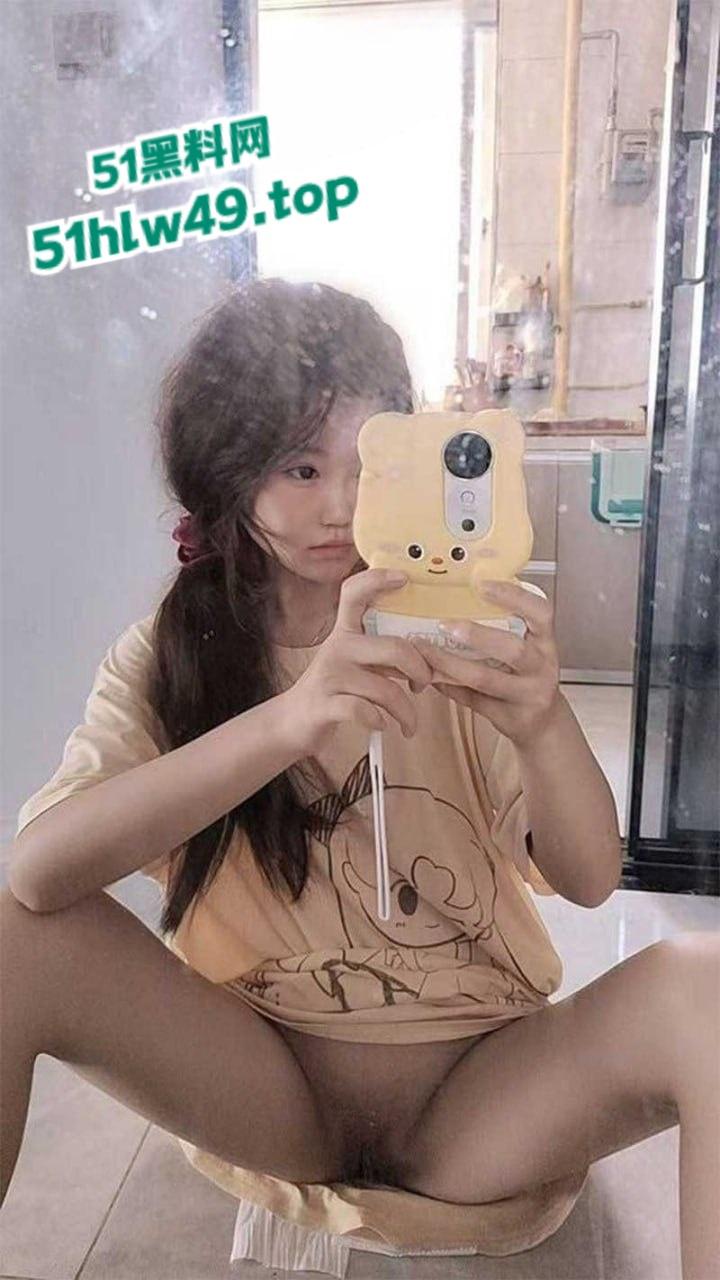 云南师范大学眼镜妹【周晓琴】高颜值学妹私下寂寞难耐,在家自拍火辣自慰视频,撩骚求人狠狠插入!-7