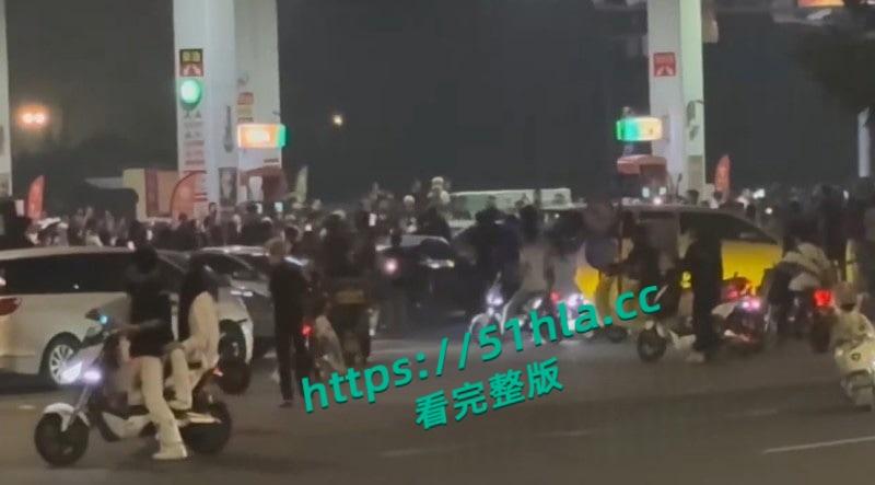 山东临沂五路高架桥下,中鲁石化精神小伙午夜寻仇,多人手持棍棒砸车打人,手段之残忍与畜生无异!-7