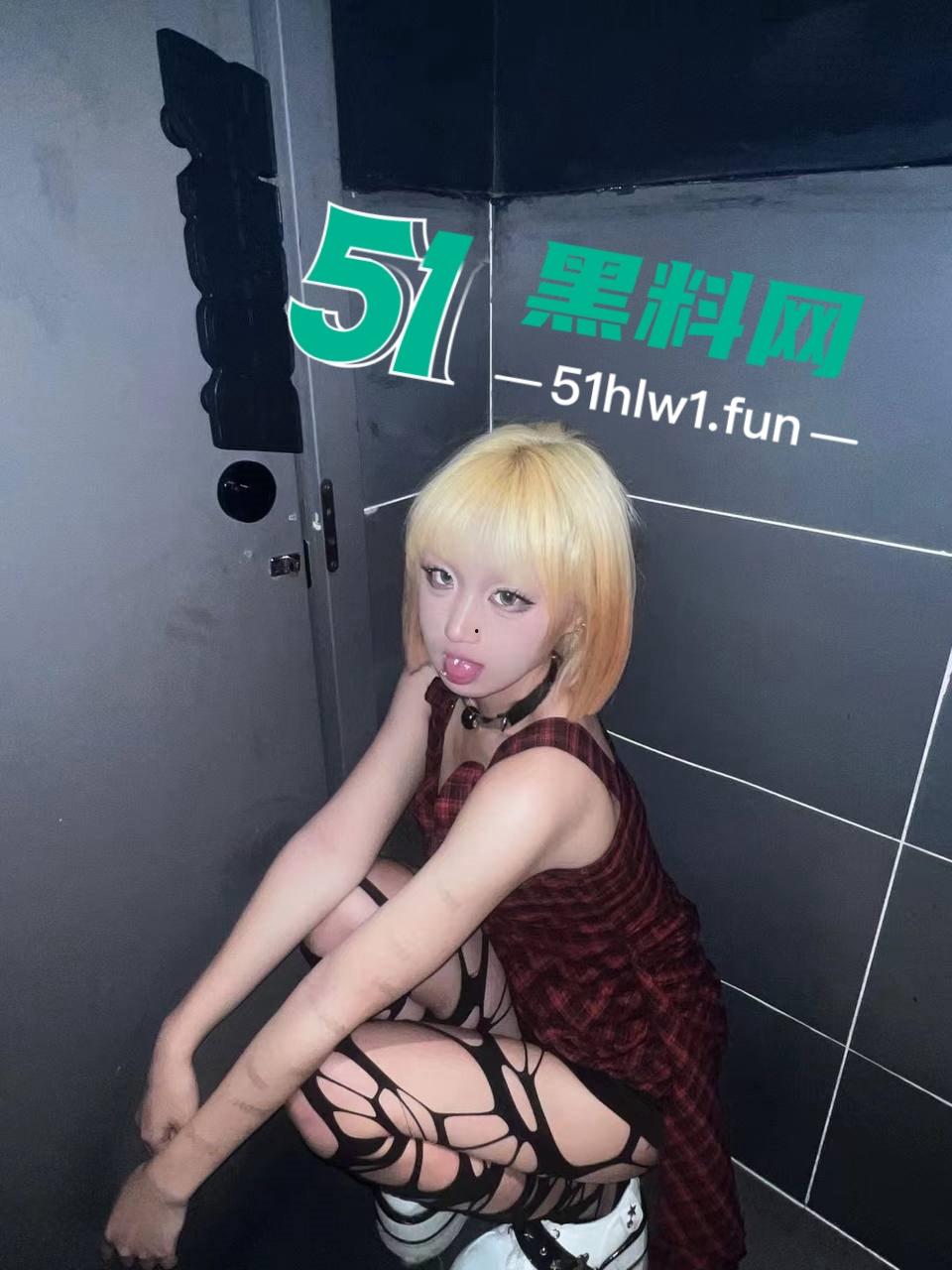 沈阳高颜值女大学生【刘欣语】大尺度视频合集,大量淫荡发骚视频惨遭金主曝光。-4