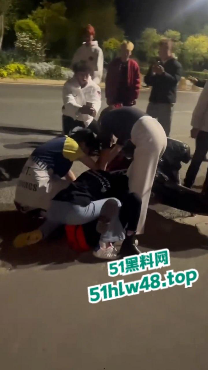 广东佛山精神小妹带人打架从单挑变群殴,女人打架真不讲武德,不过女人不撕衣服缺少精髓。-8