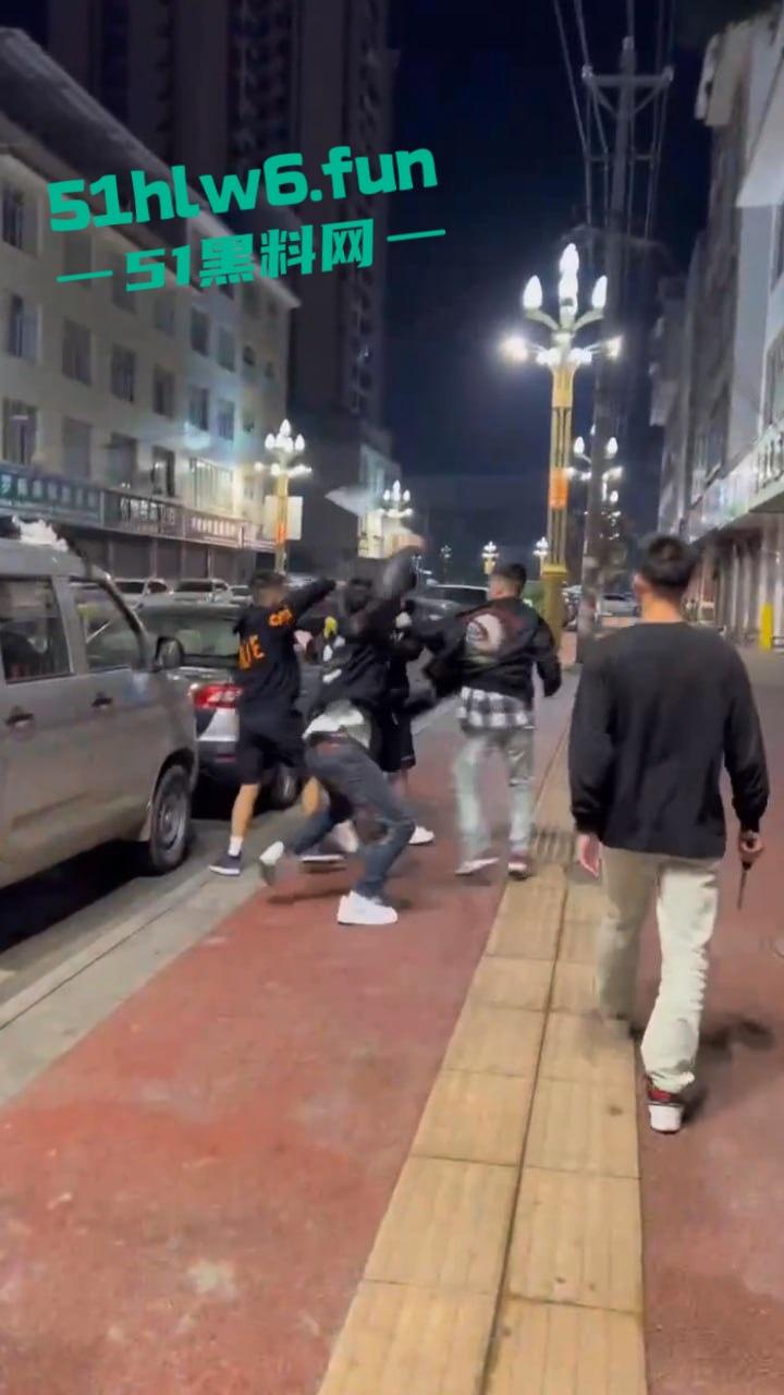 山东实拍精神小伙,当街聚众砍人两名被砍者身中几十刀,其中一人竟抢救无效身亡,目前几位行凶者已被逮捕。-1