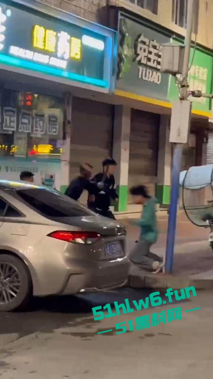 山东实拍精神小伙,当街聚众砍人两名被砍者身中几十刀,其中一人竟抢救无效身亡,目前几位行凶者已被逮捕。-3