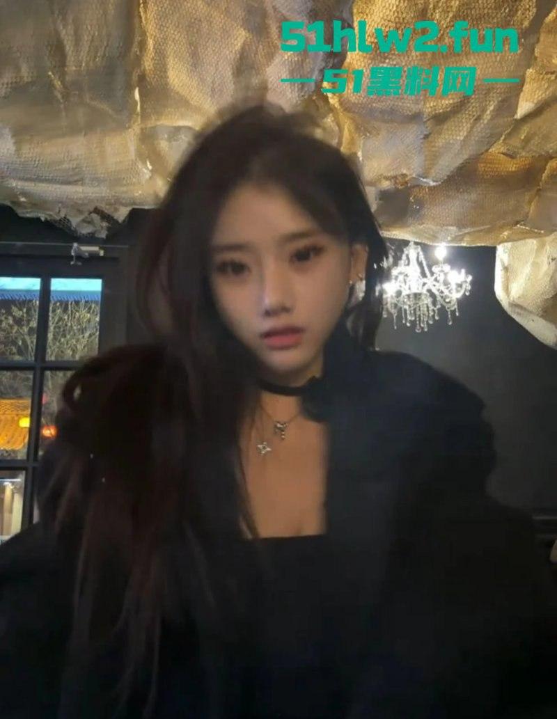 抖音擦边网红【奈斯】表面高冷女神背地淫荡母狗,为了赢pk要礼物被榜一大哥操一下午。-1