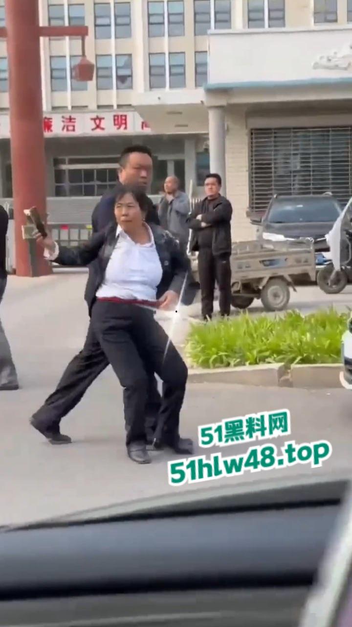 河北邢台最蠢原配,带姐妹家人砸车抓小三被吓的车里不敢出来,结果被玻璃划伤原配遭刑拘。-9