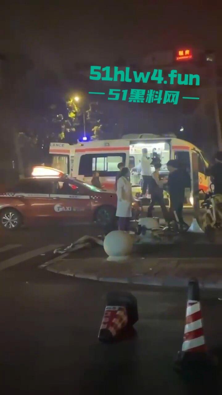 广州精神小妹磕药过量,当街挺尸路人见死不救还趁机摸奶抠逼视频曝光,下三滥的朋友真下头!-5