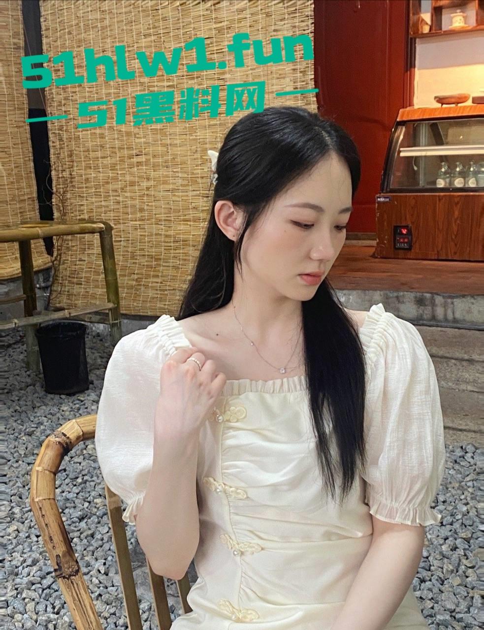 山东反差母狗徐晓玲,极品身材黑穴骚逼,肤白貌美长腿女神,不交男友只约炮,被渣男曝光做爱视频-5